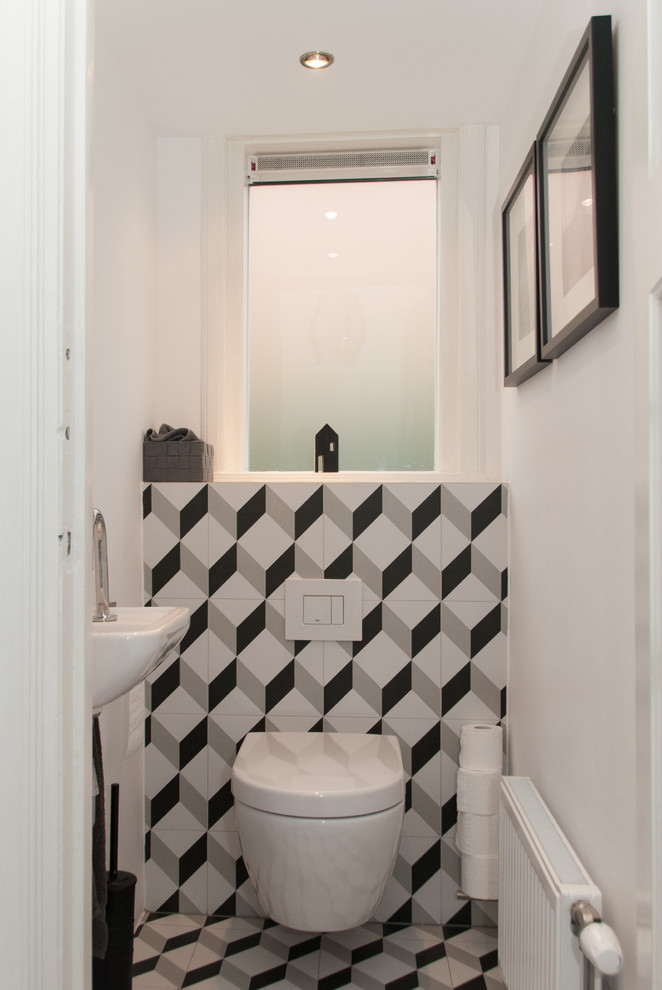 Immagine di un piccolo bagno di servizio minimalista con pistrelle in bianco e nero, piastrelle grigie, piastrelle in ceramica e pavimento con piastrelle in ceramica