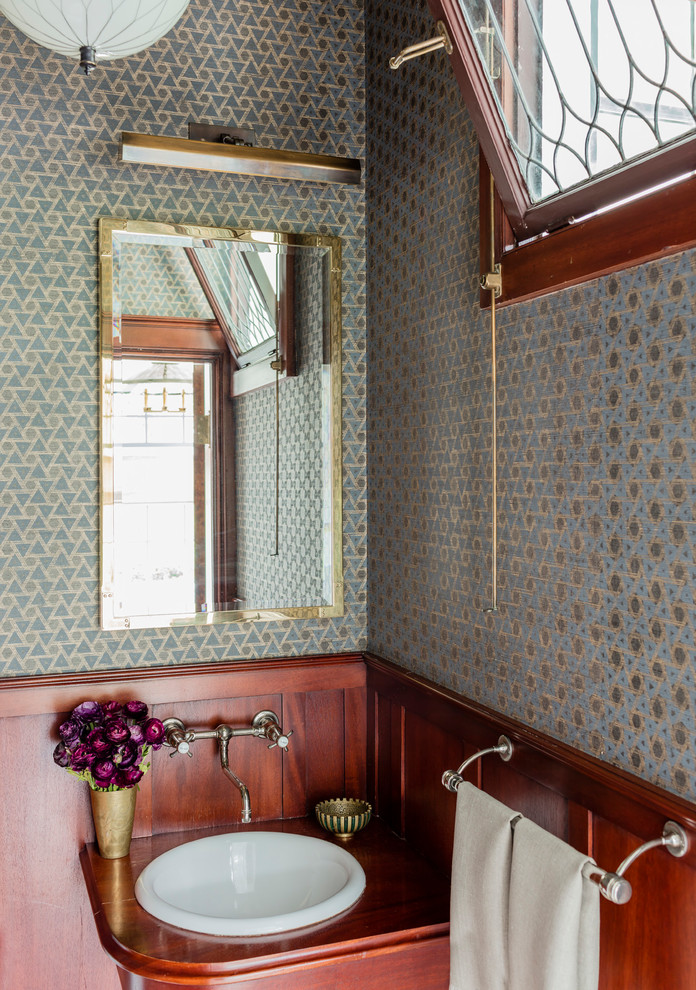 Kleine Klassische Gästetoilette mit Toilette mit Aufsatzspülkasten, bunten Wänden, Wandwaschbecken und Waschtisch aus Holz in Boston