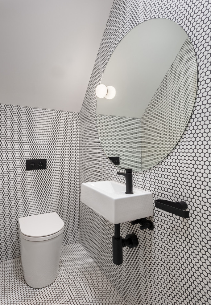 Свежая идея для дизайна: туалет в современном стиле с белой плиткой, плиткой мозаикой, полом из мозаичной плитки, подвесной раковиной, белым полом и сводчатым потолком - отличное фото интерьера