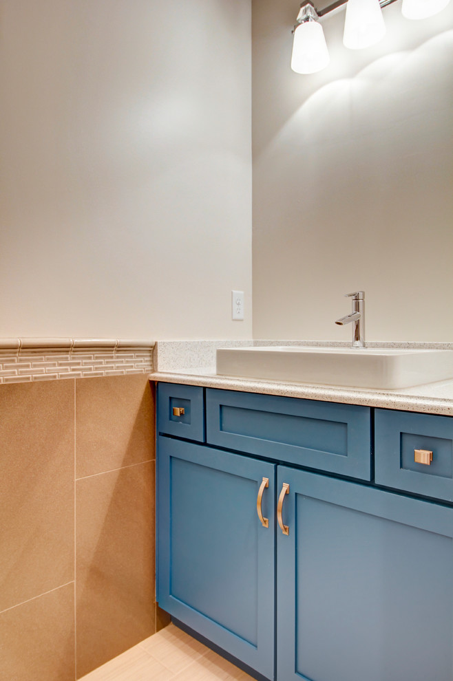 Klassisk inredning av ett mellanstort grå grått toalett, med skåp i shakerstil, blå skåp, grå väggar, bambugolv, ett nedsänkt handfat, bänkskiva i kvarts och brunt golv