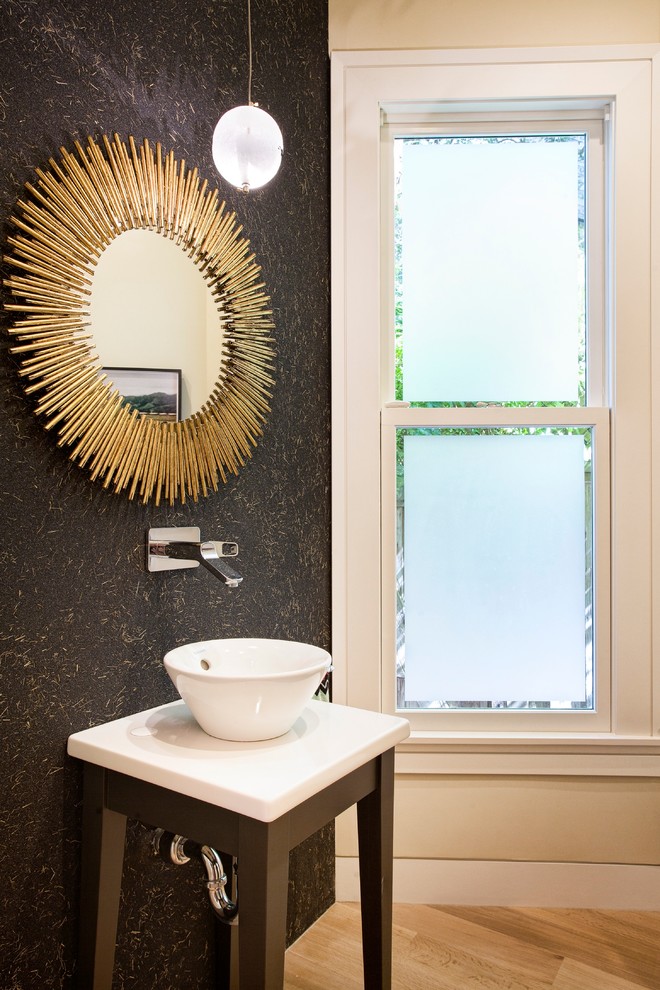 Idee per un bagno di servizio classico con pareti nere, parquet chiaro e lavabo a bacinella