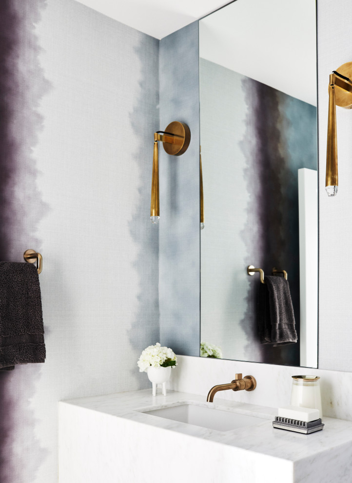 Immagine di un bagno di servizio classico con pareti multicolore, lavabo sottopiano e top bianco