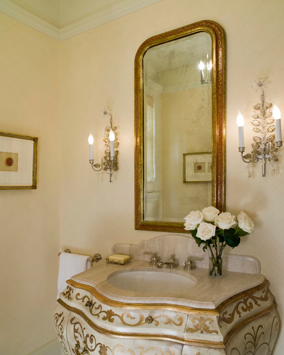 Kleine Klassische Gästetoilette mit Unterbauwaschbecken, verzierten Schränken, Schränken im Used-Look, Marmor-Waschbecken/Waschtisch, beigen Fliesen und beiger Wandfarbe in San Francisco