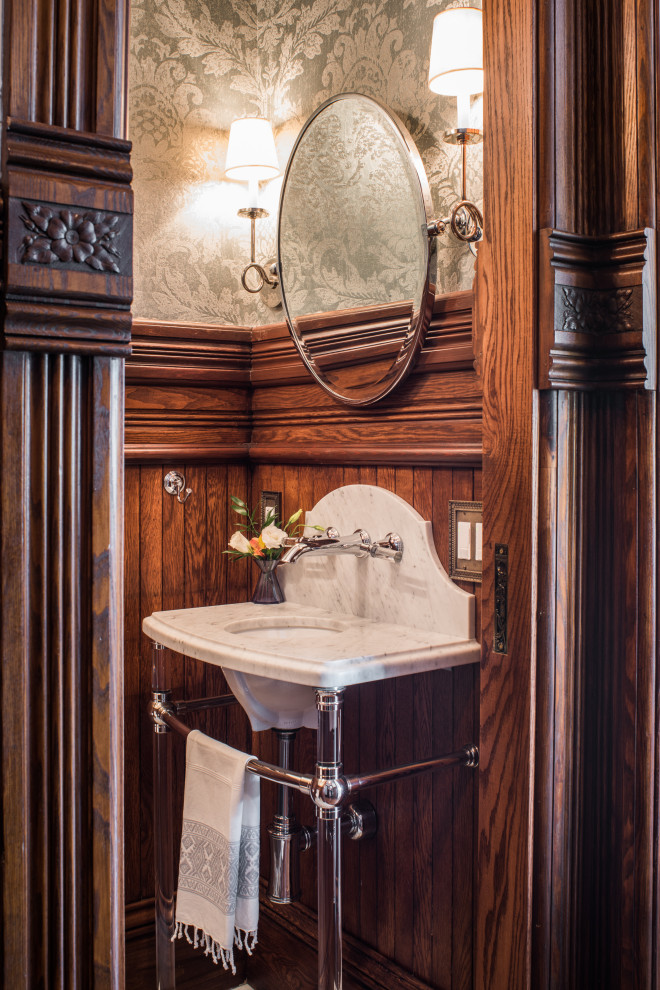 Стильный дизайн: туалет в викторианском стиле с серыми стенами, врезной раковиной и белой столешницей - последний тренд