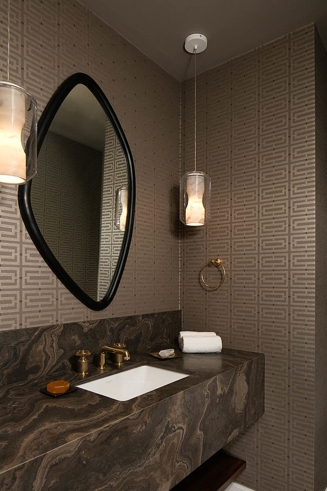 Cette image montre un WC et toilettes traditionnel avec un mur marron et un lavabo encastré.