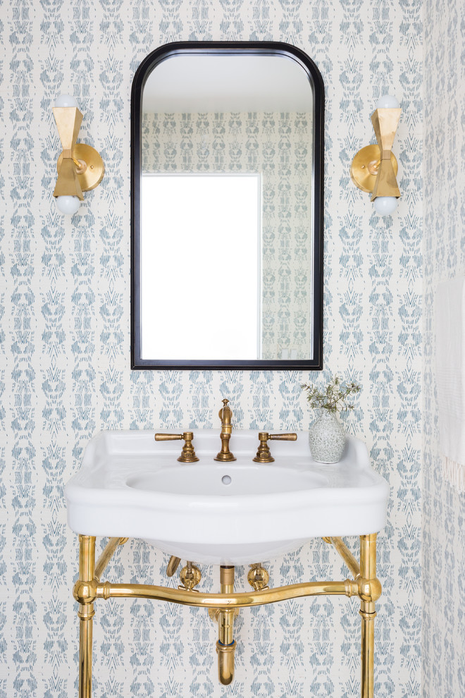 Ispirazione per un bagno di servizio stile marino con pareti multicolore e lavabo a consolle