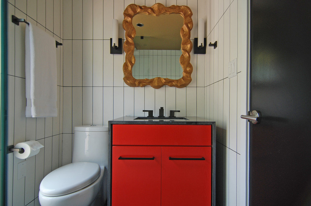 Idée de décoration pour un WC et toilettes design avec un lavabo encastré, un placard en trompe-l'oeil, des portes de placard rouges, un plan de toilette en granite, WC à poser, un carrelage blanc et des carreaux de porcelaine.