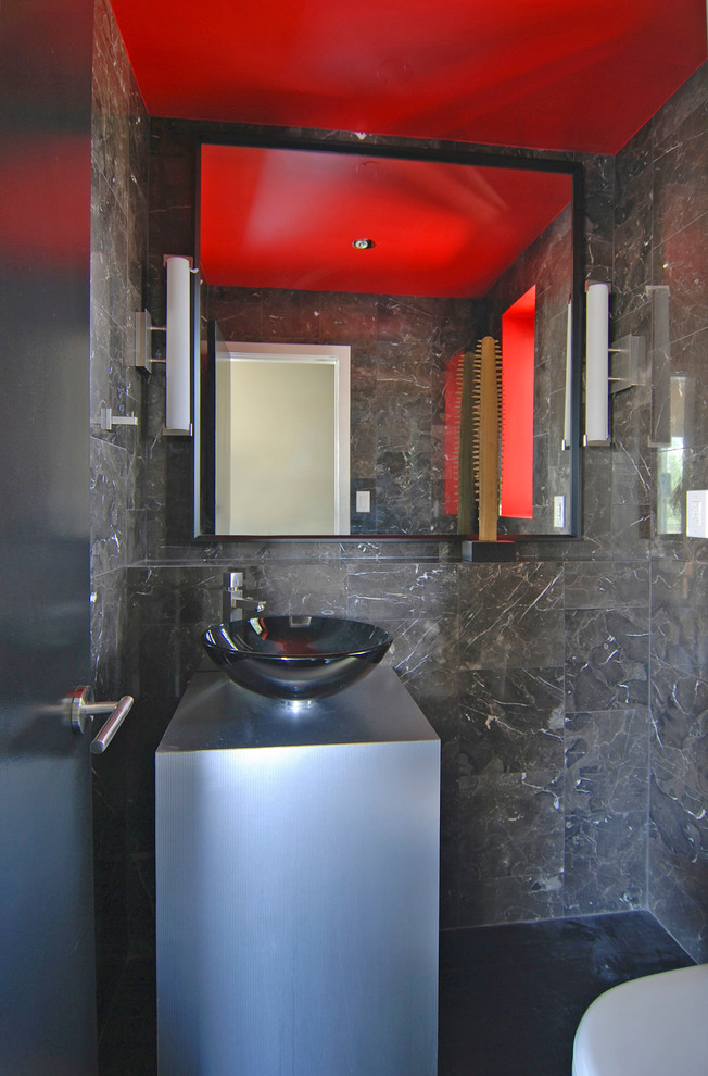 Moderne Gästetoilette mit Aufsatzwaschbecken, verzierten Schränken, Edelstahl-Waschbecken/Waschtisch, Toilette mit Aufsatzspülkasten, Steinfliesen und grauen Fliesen in Los Angeles