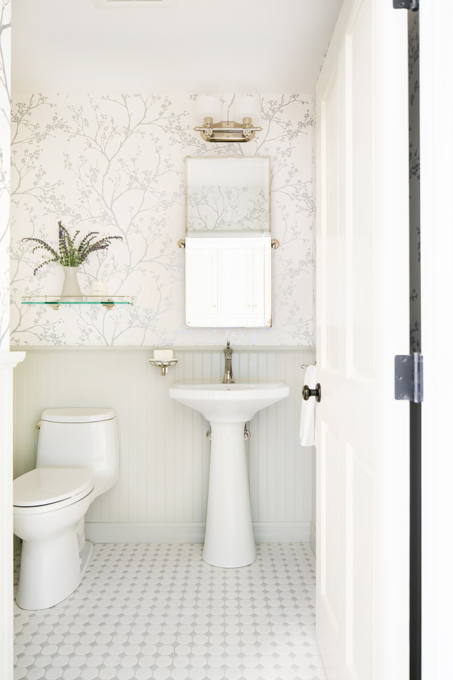 Idee per un bagno di servizio chic con WC monopezzo, pareti bianche, pavimento con piastrelle a mosaico, lavabo a colonna, pavimento bianco, boiserie e carta da parati