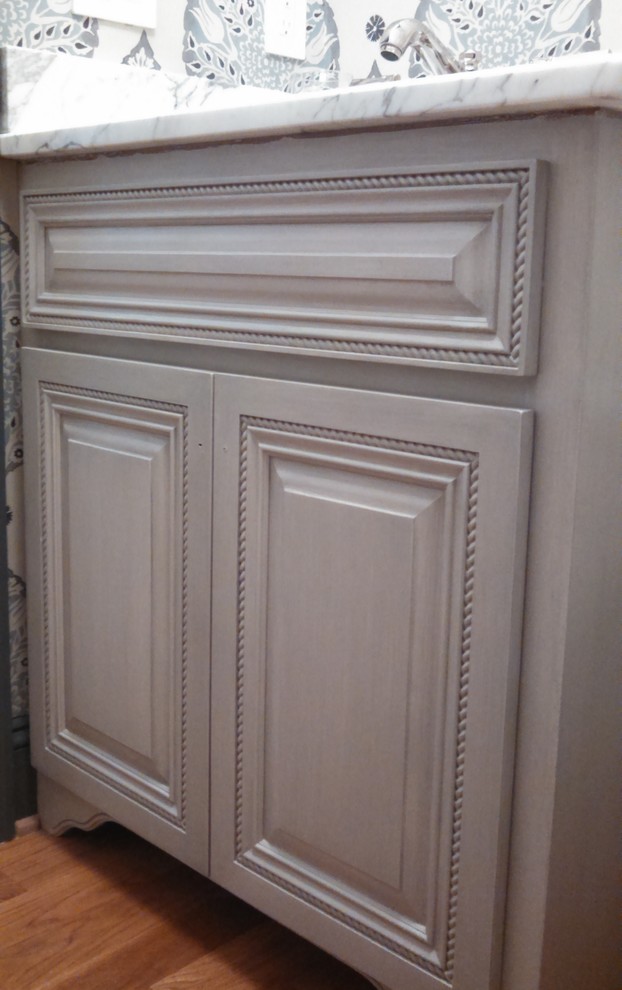Imagen de aseo clásico pequeño con armarios con paneles con relieve, puertas de armario grises, suelo de madera en tonos medios, encimera de mármol y encimeras grises