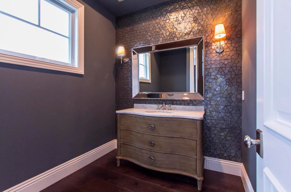 Inredning av ett klassiskt litet toalett, med möbel-liknande, skåp i mellenmörkt trä, grå väggar, mörkt trägolv, ett undermonterad handfat, marmorbänkskiva och brunt golv