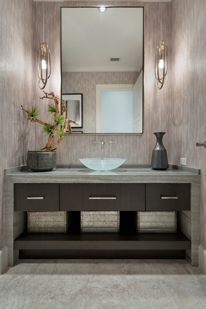 Klassische Gästetoilette mit flächenbündigen Schrankfronten, dunklen Holzschränken, grauer Wandfarbe, Aufsatzwaschbecken, beigem Boden und grauer Waschtischplatte in Miami
