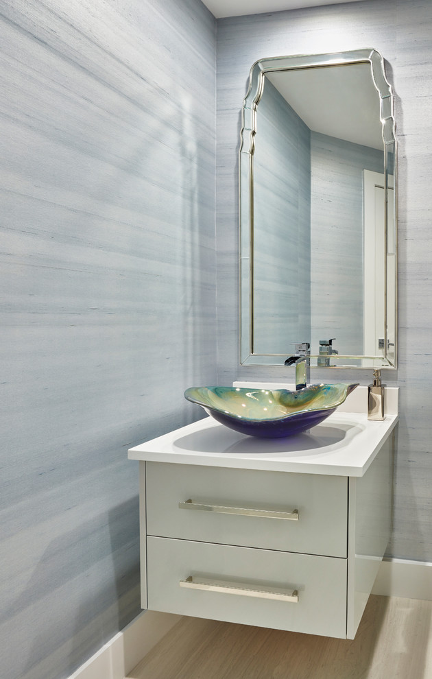 Immagine di un bagno di servizio costiero di medie dimensioni con ante lisce, ante grigie, pareti blu, lavabo a bacinella, pavimento beige, top bianco, pavimento in travertino e top in quarzite