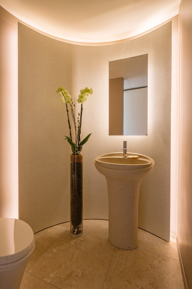 Große Moderne Gästetoilette mit Toilette mit Aufsatzspülkasten, Travertin, Sockelwaschbecken, beigem Boden und beiger Wandfarbe in Washington, D.C.
