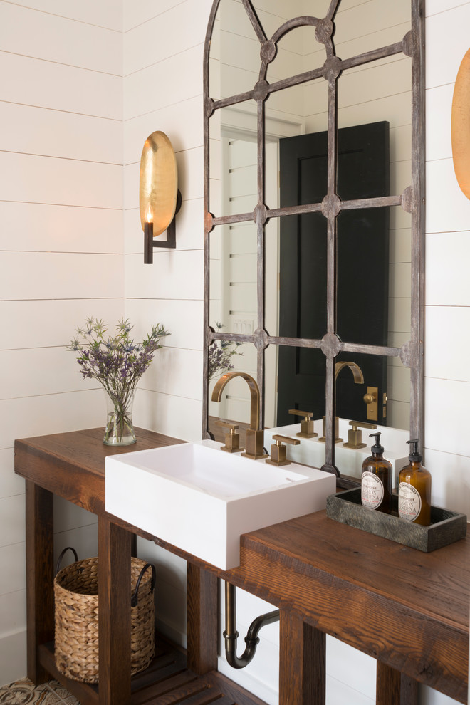 Idéer för vintage brunt toaletter, med ett nedsänkt handfat, öppna hyllor, träbänkskiva och vita väggar