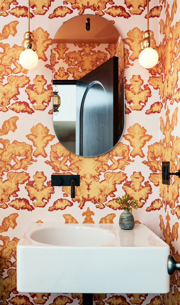 Mid-Century Gästetoilette mit gelber Wandfarbe und Wandwaschbecken in San Francisco