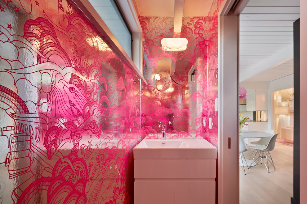 Mid-Century Gästetoilette mit integriertem Waschbecken, flächenbündigen Schrankfronten und weißen Schränken in San Francisco