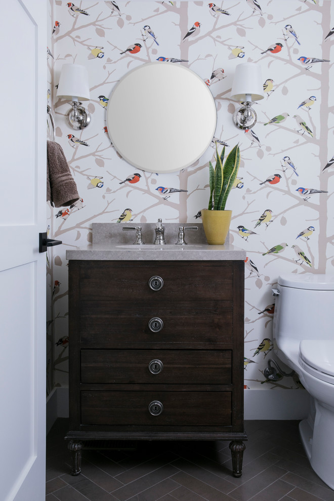 Immagine di un piccolo bagno di servizio tradizionale con WC monopezzo, pareti multicolore e lavabo sottopiano