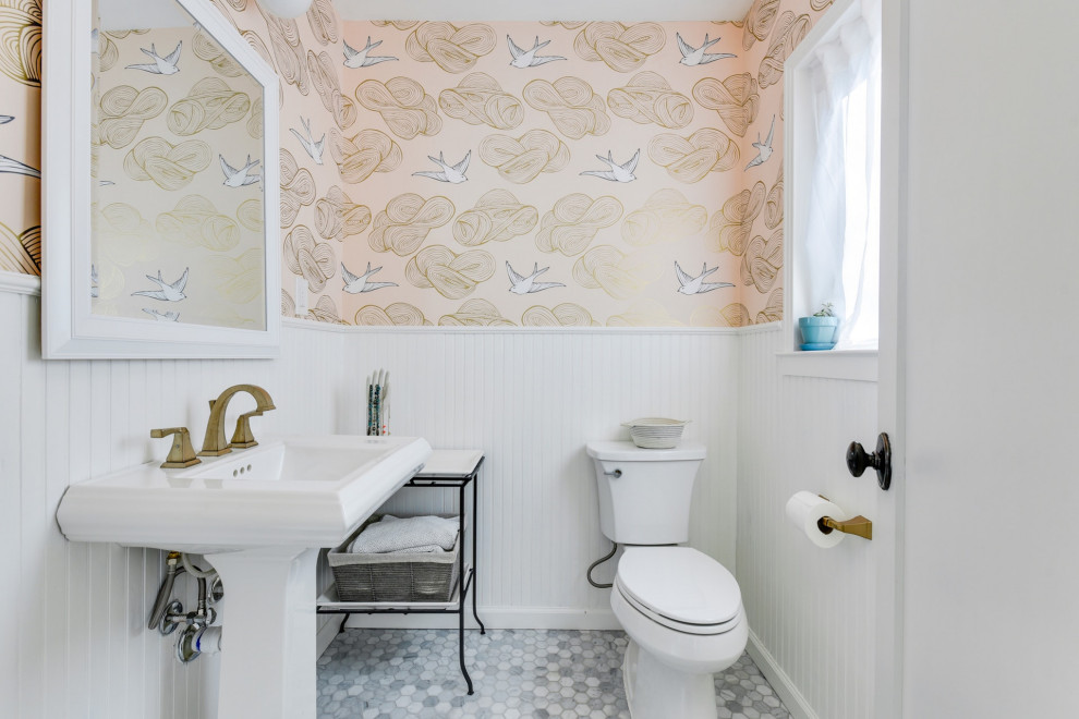 Exemple d'un WC et toilettes chic avec WC séparés, un mur multicolore, un lavabo de ferme, un sol gris, un plan de toilette blanc, meuble-lavabo encastré et boiseries.