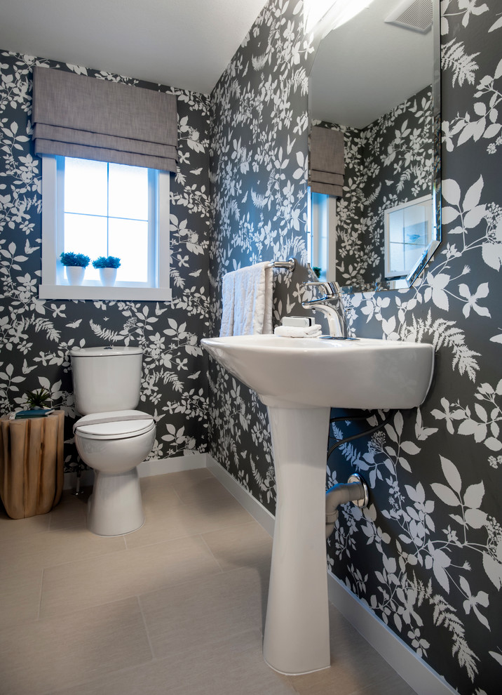 バンクーバーにあるトランジショナルスタイルのおしゃれなトイレ・洗面所 (ペデスタルシンク、分離型トイレ、マルチカラーの壁) の写真