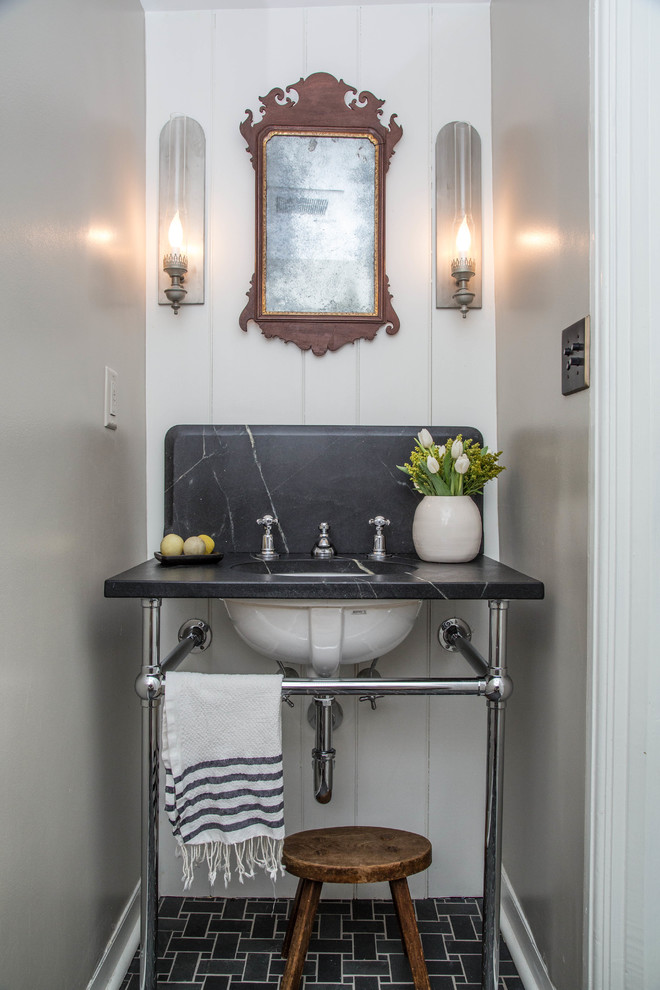 Esempio di un bagno di servizio tradizionale con pareti grigie, lavabo a consolle, pavimento nero e top nero