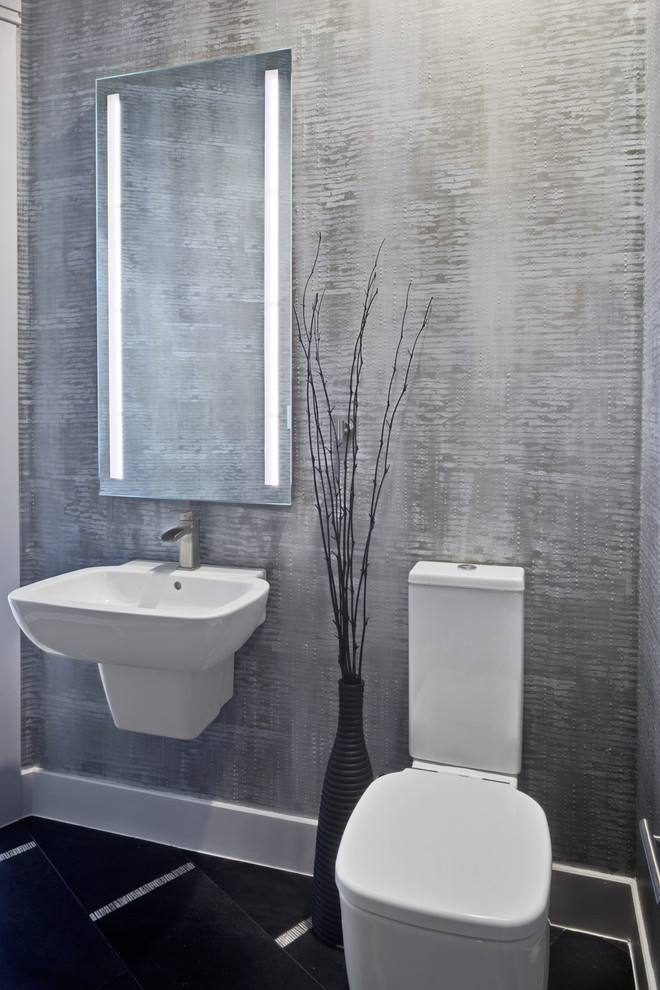 Ispirazione per un bagno di servizio design con lavabo sospeso, WC a due pezzi e pareti grigie