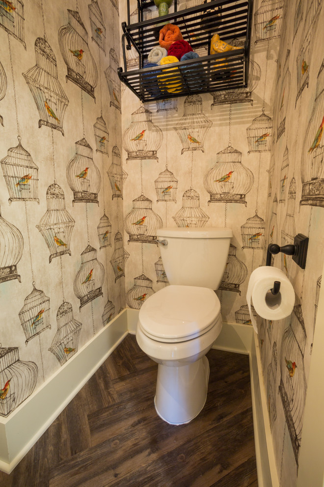 Immagine di un bagno di servizio stile americano con lavabo da incasso, consolle stile comò e WC a due pezzi