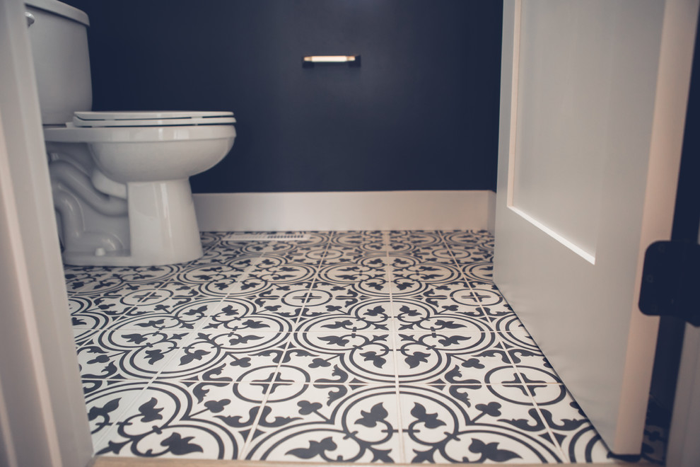 Foto di un bagno di servizio classico di medie dimensioni con WC a due pezzi, pareti blu, pavimento in cementine, lavabo a colonna e pavimento multicolore