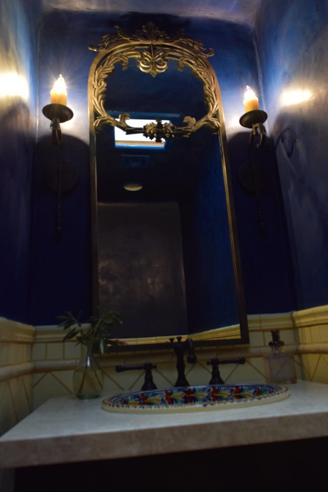 Пример оригинального дизайна: туалет среднего размера в стиле фьюжн с белой плиткой, синими стенами и накладной раковиной