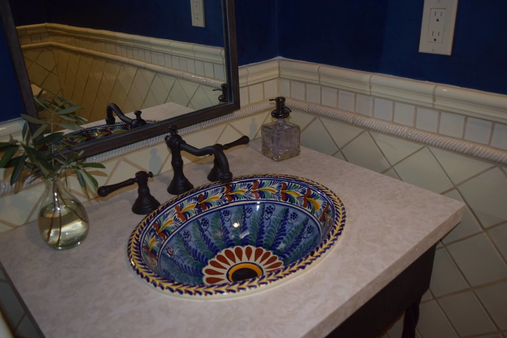 Foto di un bagno di servizio stile americano di medie dimensioni con piastrelle bianche, pareti blu e lavabo da incasso