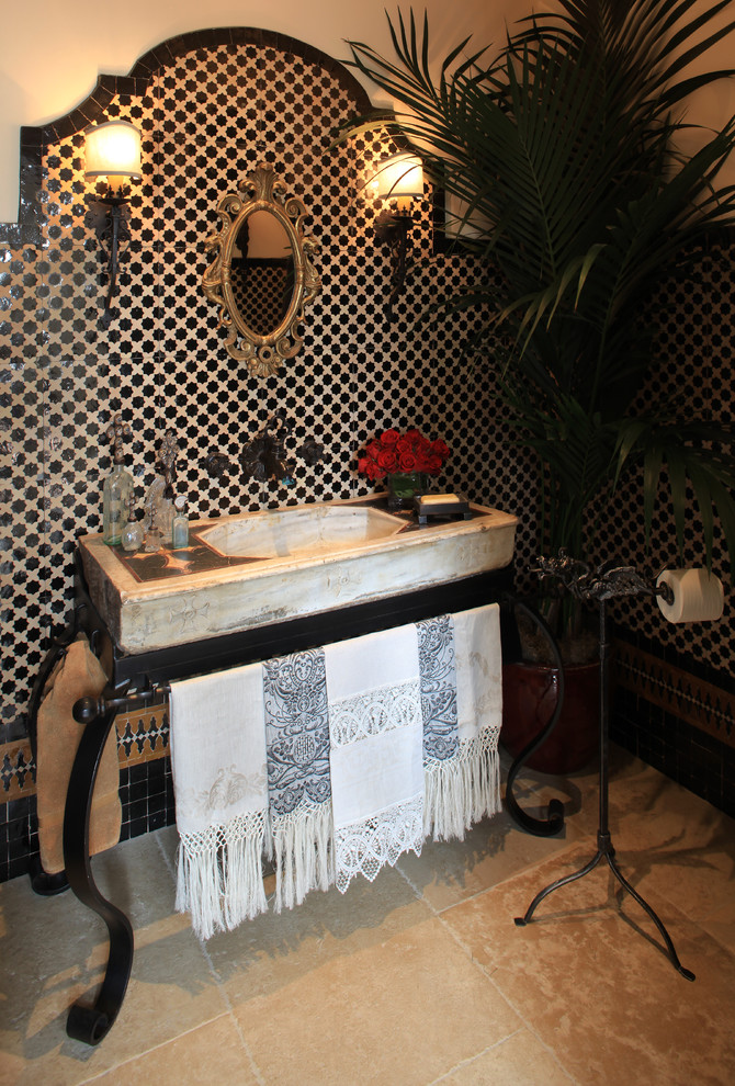 フェニックスにある地中海スタイルのおしゃれなトイレ・洗面所 (一体型シンク) の写真