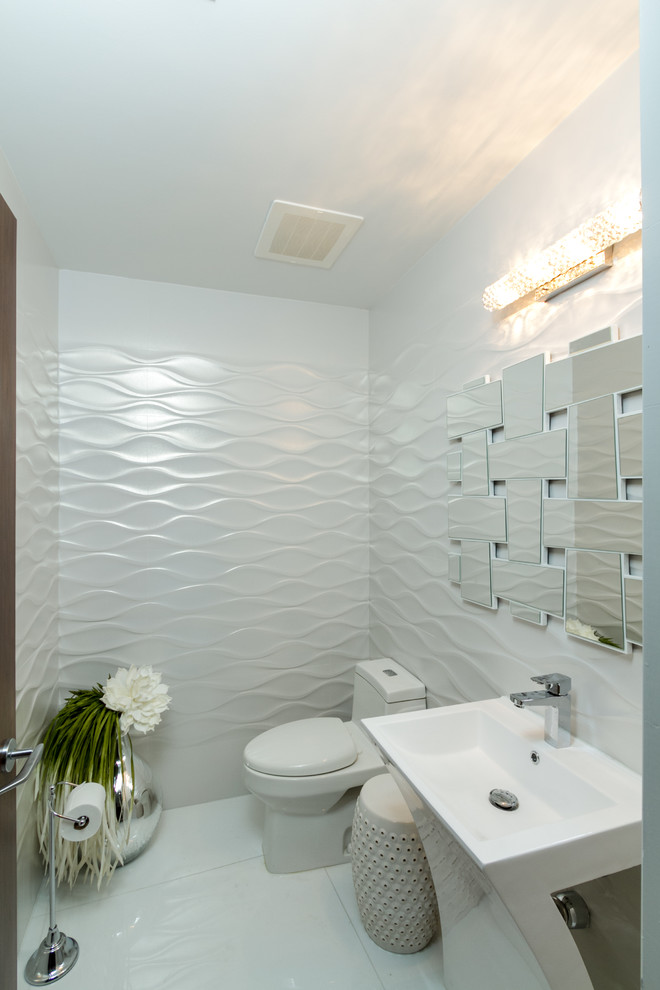 マイアミにあるコンテンポラリースタイルのおしゃれなトイレ・洗面所 (ペデスタルシンク、一体型トイレ	、白いタイル) の写真