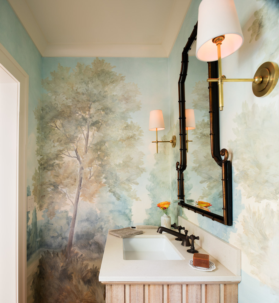 На фото: туалет среднего размера в стиле фьюжн с фасадами с филенкой типа жалюзи, светлыми деревянными фасадами, унитазом-моноблоком, синими стенами, паркетным полом среднего тона и врезной раковиной с