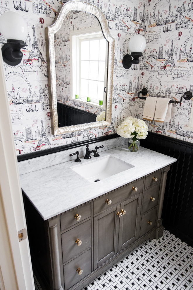 Idéer för ett litet medelhavsstil vit toalett, med möbel-liknande, grå skåp, svart kakel, svarta väggar, klinkergolv i porslin, ett undermonterad handfat, marmorbänkskiva och vitt golv
