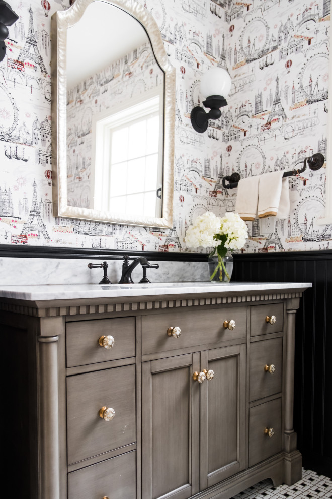 Inspiration för ett litet medelhavsstil vit vitt toalett, med möbel-liknande, grå skåp, svart kakel, svarta väggar, klinkergolv i porslin, ett undermonterad handfat, marmorbänkskiva och vitt golv