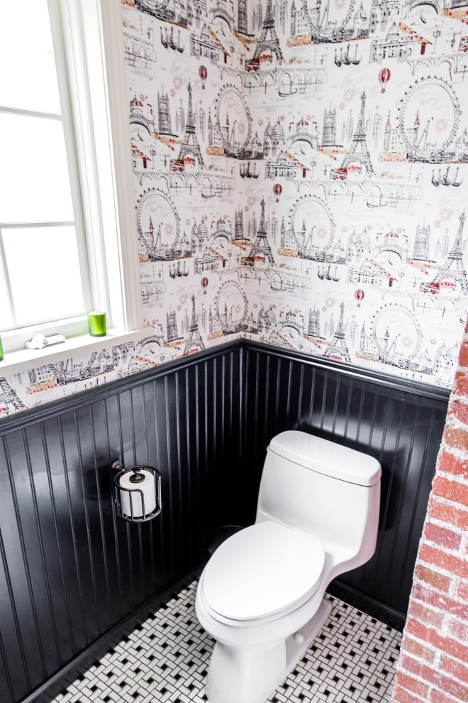 Idéer för ett litet medelhavsstil vit toalett, med möbel-liknande, grå skåp, svart kakel, svarta väggar, klinkergolv i porslin, ett undermonterad handfat, marmorbänkskiva och vitt golv