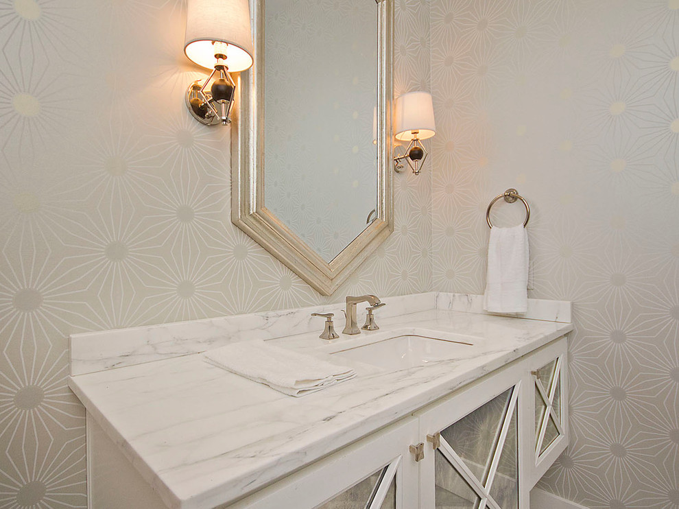 Immagine di un bagno di servizio design di medie dimensioni con lavabo sottopiano, ante di vetro, ante bianche, top in marmo, pareti grigie e pavimento in marmo
