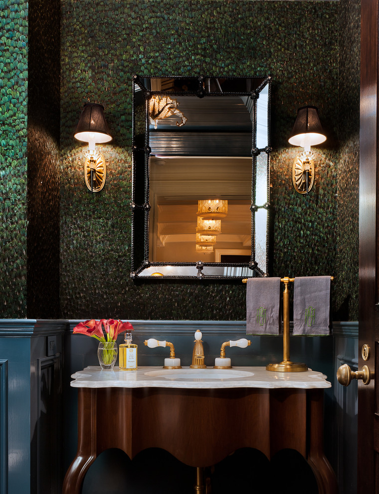 ニューヨークにあるトラディショナルスタイルのおしゃれなトイレ・洗面所 (アンダーカウンター洗面器、緑の壁、白い洗面カウンター) の写真