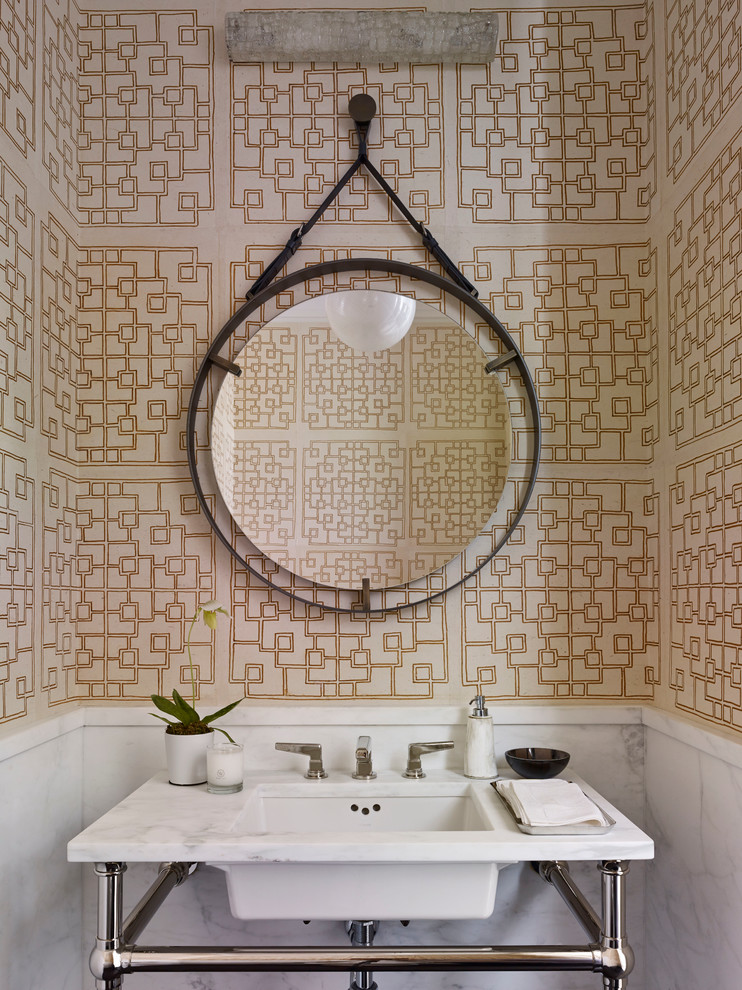 Свежая идея для дизайна: туалет в стиле неоклассика (современная классика) с врезной раковиной, разноцветными стенами и мраморной плиткой - отличное фото интерьера