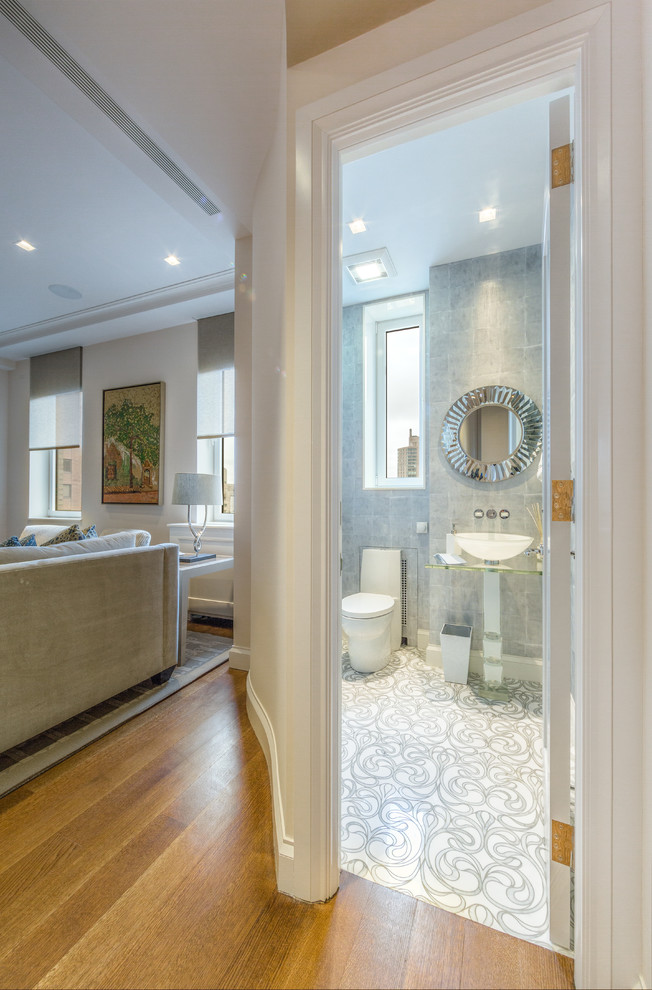 Ispirazione per un piccolo bagno di servizio tradizionale con piastrelle bianche, piastrelle a mosaico, pareti grigie e pavimento in marmo