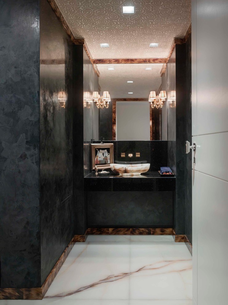 Стильный дизайн: туалет в современном стиле с настольной раковиной и черными стенами - последний тренд