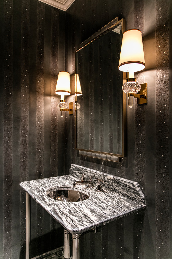 Klassische Gästetoilette mit schwarzen Fliesen, schwarzer Wandfarbe, Wandwaschbecken und bunter Waschtischplatte in New York