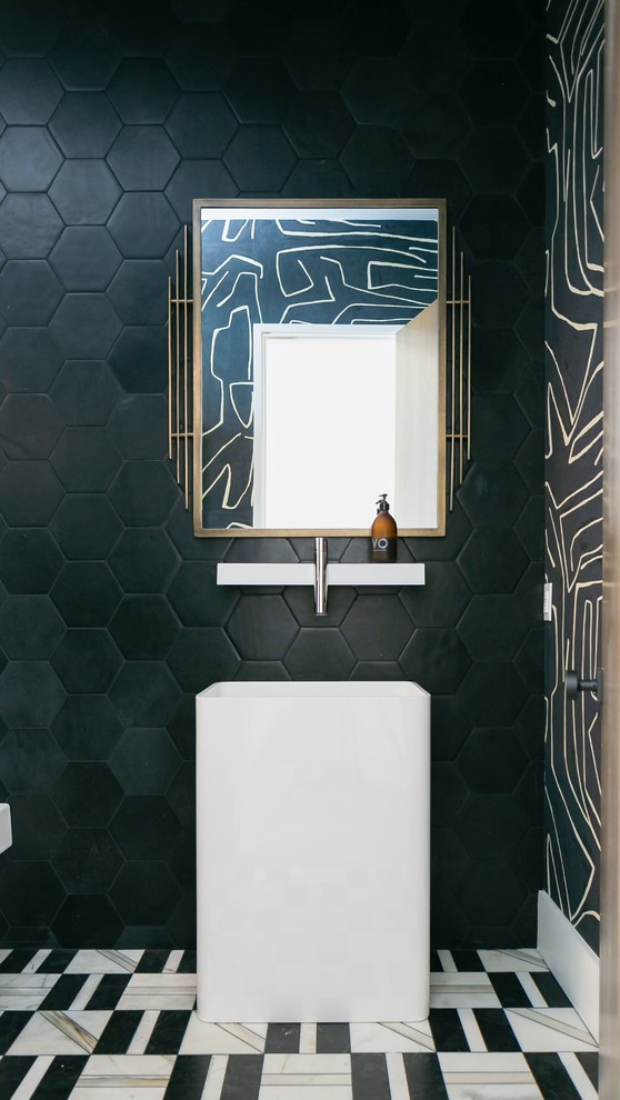 На фото: туалет в современном стиле с черной плиткой, раковиной с пьедесталом и разноцветным полом с