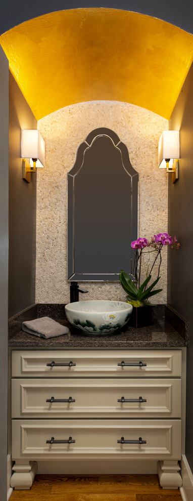 Пример оригинального дизайна: туалет в восточном стиле с фасадами островного типа, бежевыми фасадами, раздельным унитазом, бежевой плиткой, каменной плиткой, серыми стенами, паркетным полом среднего тона, настольной раковиной, столешницей из гранита, коричневым полом и красной столешницей