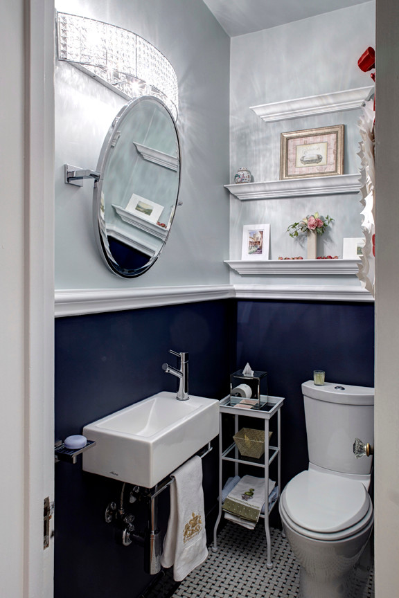 Idee per un bagno di servizio classico con pareti blu, pavimento con piastrelle in ceramica e lavabo sospeso