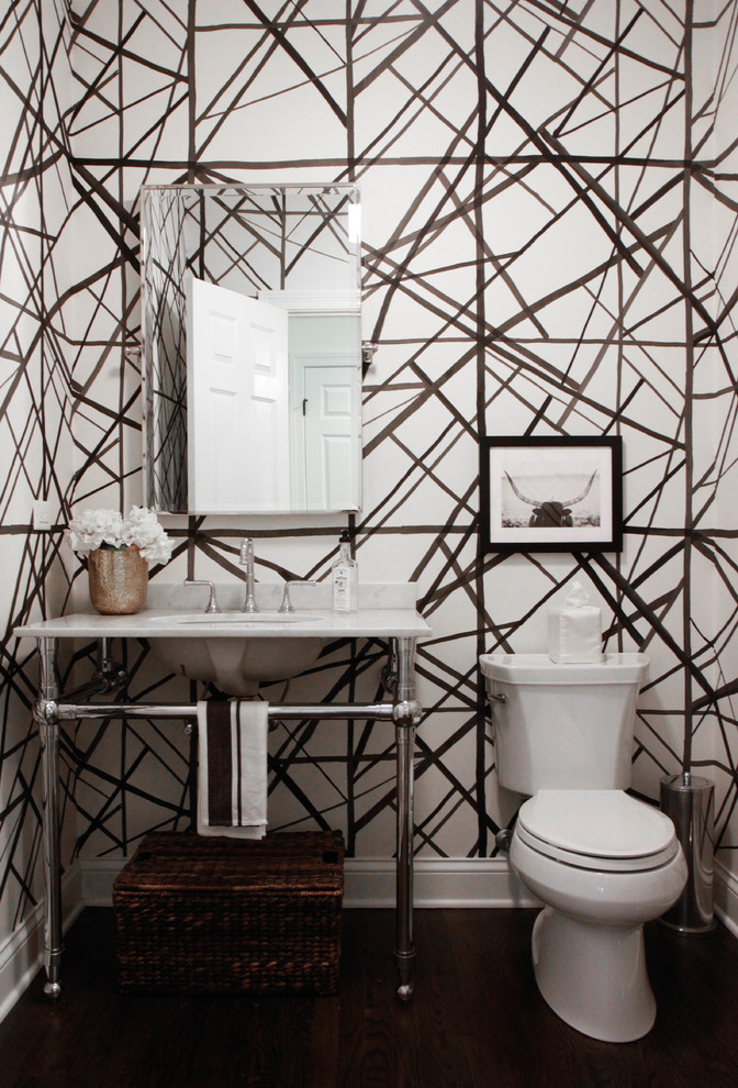Exemple d'un petit WC et toilettes chic avec WC séparés, un mur multicolore, parquet foncé, un plan vasque, un plan de toilette en marbre, un sol marron et un plan de toilette blanc.