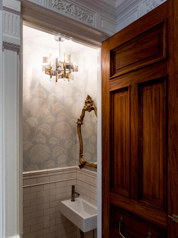 Kleine Stilmix Gästetoilette mit Wandwaschbecken, weißen Fliesen und Metrofliesen in New York