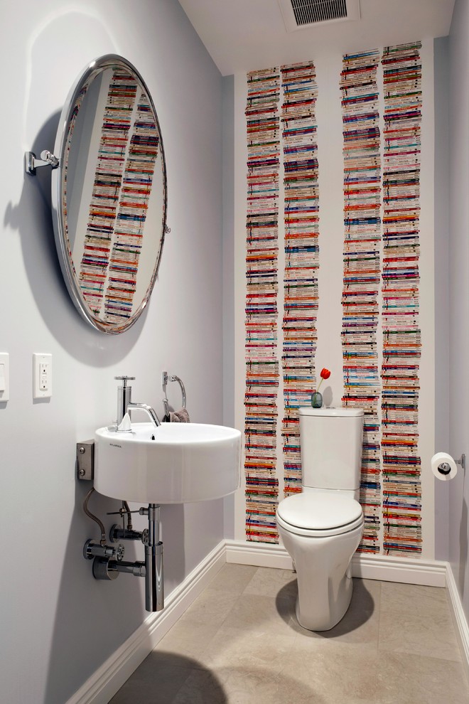 ニューヨークにある高級な小さなコンテンポラリースタイルのおしゃれなトイレ・洗面所 (磁器タイル、紫の壁、磁器タイルの床) の写真