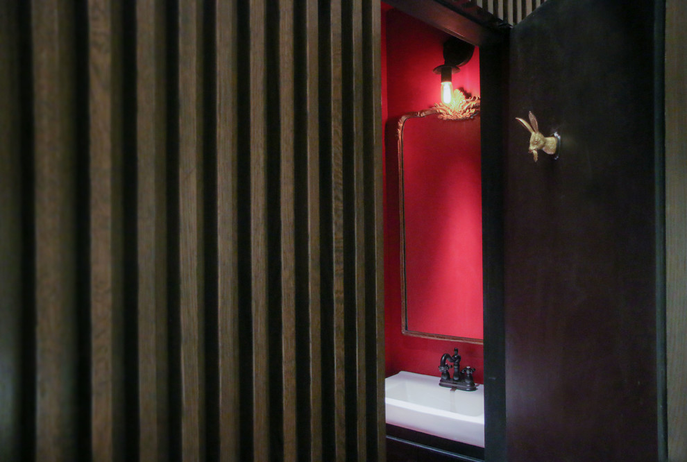 Пример оригинального дизайна: маленький туалет в классическом стиле с темными деревянными фасадами, раздельным унитазом, красными стенами, полом из керамогранита, консольной раковиной, черным полом и белой столешницей для на участке и в саду