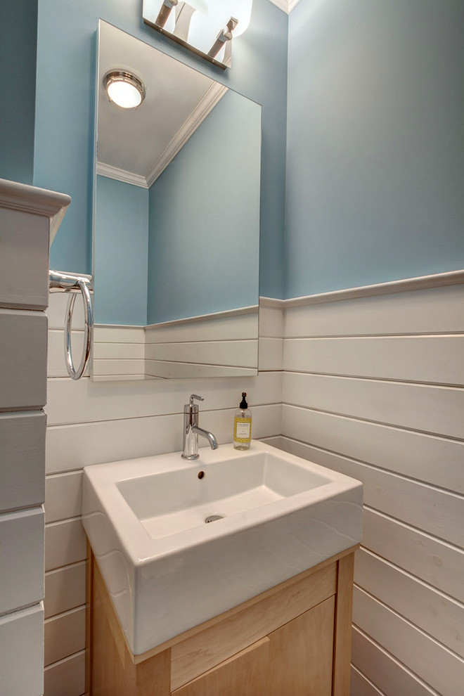 Idee per un piccolo bagno di servizio chic con ante lisce, ante in legno chiaro, piastrelle bianche, pareti blu e lavabo a bacinella